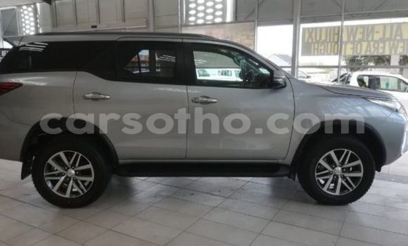 Buy Used Toyota Fortuner Red Car in Maputsoe in Leribe Buy Used Toyota Fortuner Red Car in Maputsoe in Leribe