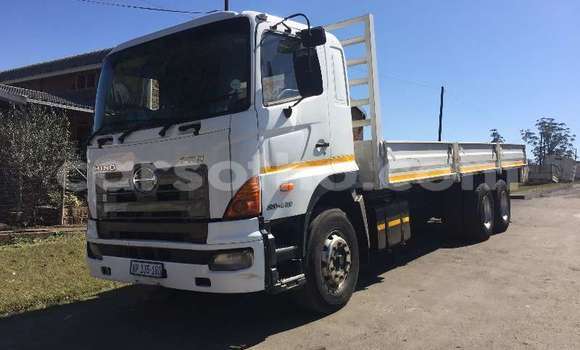 Buy Used Hino 300 Series Green Truck in Maputsoe in Leribe Buy Used Hino 300 Series Green Truck in Maputsoe in Leribe