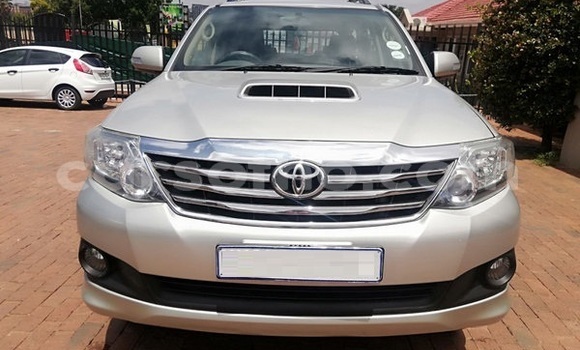 Buy Used Toyota Fortuner Red Car in Maputsoe in Leribe Buy Used Toyota Fortuner Red Car in Maputsoe in Leribe