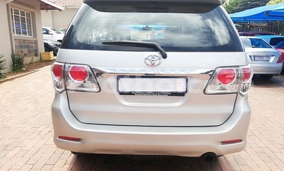Buy Used Toyota Fortuner Red Car in Maputsoe in Leribe Buy Used Toyota Fortuner Red Car in Maputsoe in Leribe