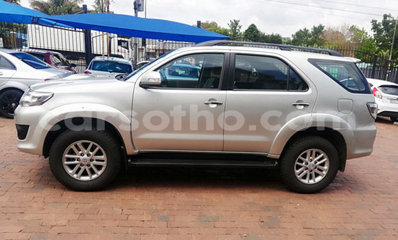 Buy Used Toyota Fortuner Red Car in Maputsoe in Leribe Buy Used Toyota Fortuner Red Car in Maputsoe in Leribe