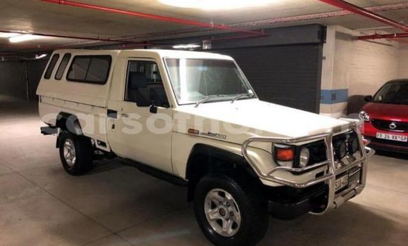 Sayi Na hannu Toyota Land Cruiser White Mota in Maseru a Maseru Sayi Na hannu Toyota Land Cruiser White Mota in Maseru a Maseru