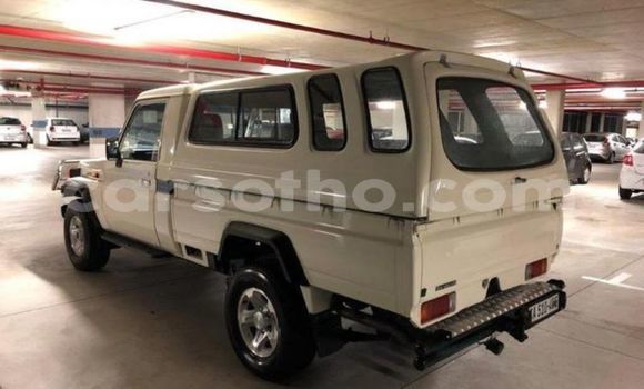 Sayi Na hannu Toyota Land Cruiser White Mota in Maseru a Maseru Sayi Na hannu Toyota Land Cruiser White Mota in Maseru a Maseru