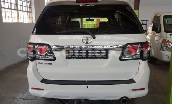 Sayi Na hannu Toyota Fortuner White Mota in Maseru a Maseru Sayi Na hannu Toyota Fortuner White Mota in Maseru a Maseru