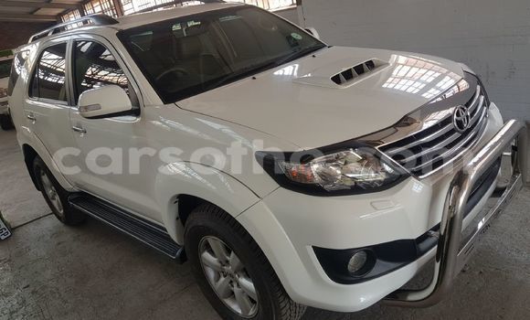 Sayi Na hannu Toyota Fortuner White Mota in Maseru a Maseru Sayi Na hannu Toyota Fortuner White Mota in Maseru a Maseru