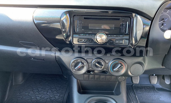 Sayi Na hannu Toyota Hilux Silver Mota in Butha–Buthe a Thaba-Tseka Sayi Na hannu Toyota Hilux Silver Mota in Butha–Buthe a Thaba-Tseka