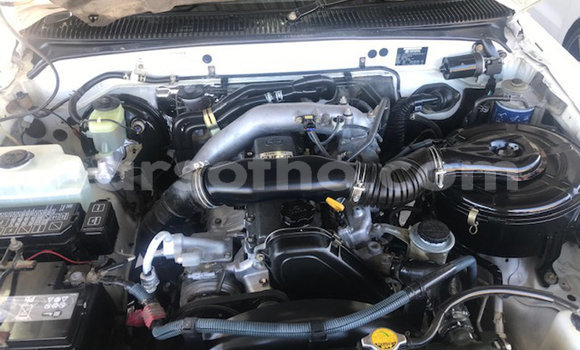 Sayi Na hannu Toyota Hilux White Mota in Butha–Buthe a Thaba-Tseka Sayi Na hannu Toyota Hilux White Mota in Butha–Buthe a Thaba-Tseka