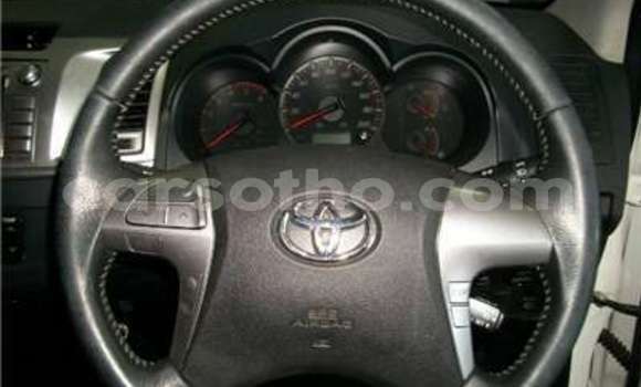 اشتري مستعمل Toyota Hilux White سيارة في Butha Buthe في Butha-Buthe اشتري مستعمل Toyota Hilux White سيارة في Butha Buthe في Butha-Buthe