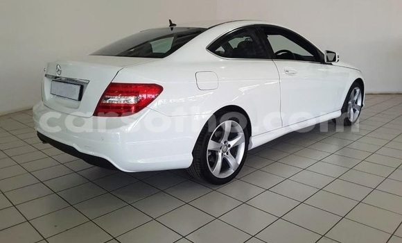 Sayi Na hannu Mercedes-Benz C–Class White Mota in Maseru a Maseru Sayi Na hannu Mercedes-Benz C–Class White Mota in Maseru a Maseru
