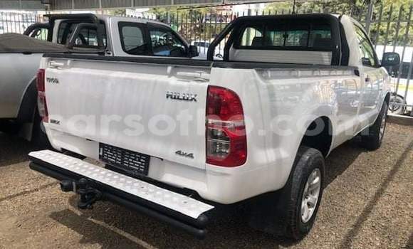 Sayi Na hannu Toyota Hilux White Mota in Maputsoa a Leribe Sayi Na hannu Toyota Hilux White Mota in Maputsoa a Leribe