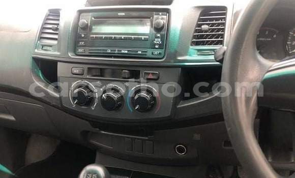 Sayi Na hannu Toyota Hilux White Mota in Maputsoa a Leribe Sayi Na hannu Toyota Hilux White Mota in Maputsoa a Leribe