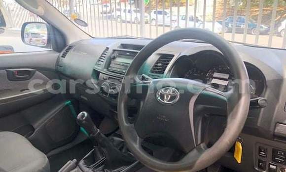 Sayi Na hannu Toyota Hilux White Mota in Maputsoa a Leribe Sayi Na hannu Toyota Hilux White Mota in Maputsoa a Leribe