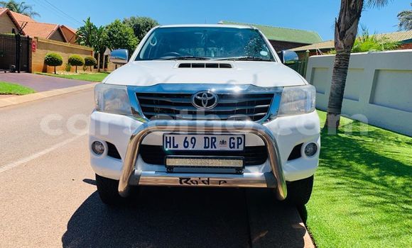 Sayi Na hannu Toyota Hilux White Mota in Butha–Buthe a Thaba-Tseka Sayi Na hannu Toyota Hilux White Mota in Butha–Buthe a Thaba-Tseka