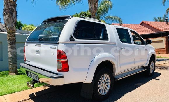 Sayi Na hannu Toyota Hilux White Mota in Butha–Buthe a Thaba-Tseka Sayi Na hannu Toyota Hilux White Mota in Butha–Buthe a Thaba-Tseka