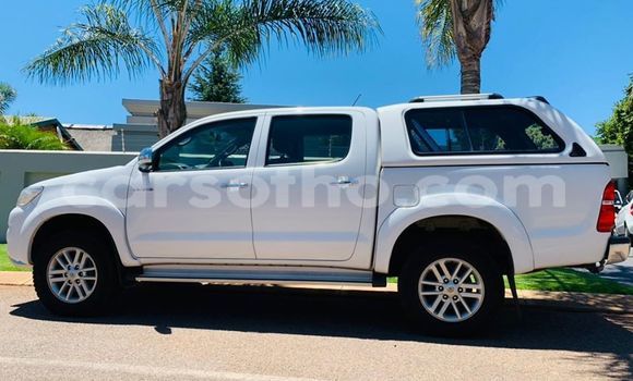 Sayi Na hannu Toyota Hilux White Mota in Butha–Buthe a Thaba-Tseka Sayi Na hannu Toyota Hilux White Mota in Butha–Buthe a Thaba-Tseka