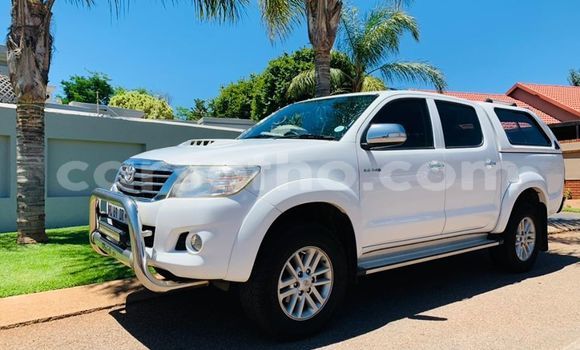 Sayi Na hannu Toyota Hilux White Mota in Butha–Buthe a Thaba-Tseka Sayi Na hannu Toyota Hilux White Mota in Butha–Buthe a Thaba-Tseka