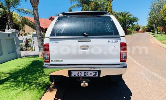 Sayi Na hannu Toyota Hilux White Mota in Butha–Buthe a Thaba-Tseka Sayi Na hannu Toyota Hilux White Mota in Butha–Buthe a Thaba-Tseka
