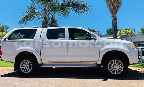 Sayi Na hannu Toyota Hilux White Mota in Butha–Buthe a Thaba-Tseka Sayi Na hannu Toyota Hilux White Mota in Butha–Buthe a Thaba-Tseka