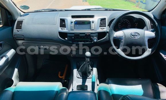 Sayi Na hannu Toyota Hilux White Mota in Butha–Buthe a Thaba-Tseka Sayi Na hannu Toyota Hilux White Mota in Butha–Buthe a Thaba-Tseka