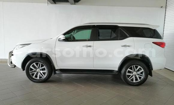 Sayi Na hannu Toyota Fortuner White Mota in Maseru a Maseru Sayi Na hannu Toyota Fortuner White Mota in Maseru a Maseru