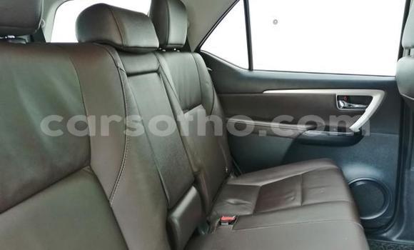 Sayi Na hannu Toyota Fortuner White Mota in Maseru a Maseru Sayi Na hannu Toyota Fortuner White Mota in Maseru a Maseru