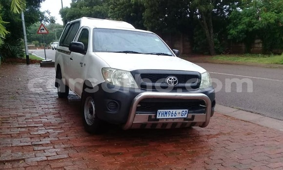 Sayi Na hannu Toyota Hilux White Mota in Maseru a Maseru Sayi Na hannu Toyota Hilux White Mota in Maseru a Maseru