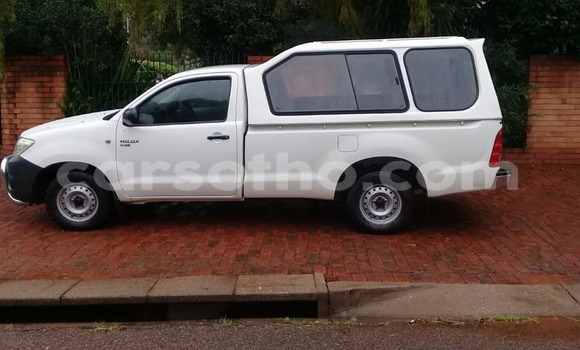 Sayi Na hannu Toyota Hilux White Mota in Maseru a Maseru Sayi Na hannu Toyota Hilux White Mota in Maseru a Maseru