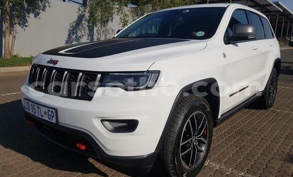 Acheter Occasion Voiture Jeep Grand Cherokee SRT8 Blanc à Maseru, Maseru Acheter Occasion Voiture Jeep Grand Cherokee SRT8 Blanc à Maseru, Maseru