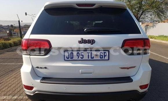 Acheter Occasion Voiture Jeep Grand Cherokee SRT8 Blanc à Maseru, Maseru Acheter Occasion Voiture Jeep Grand Cherokee SRT8 Blanc à Maseru, Maseru