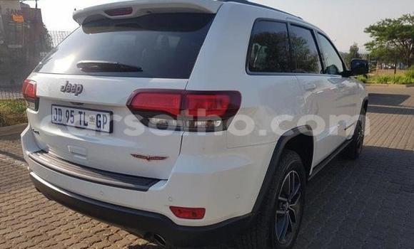 Acheter Occasion Voiture Jeep Grand Cherokee SRT8 Blanc à Maseru, Maseru Acheter Occasion Voiture Jeep Grand Cherokee SRT8 Blanc à Maseru, Maseru