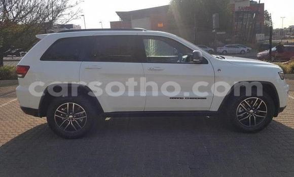 Acheter Occasion Voiture Jeep Grand Cherokee SRT8 Blanc à Maseru, Maseru Acheter Occasion Voiture Jeep Grand Cherokee SRT8 Blanc à Maseru, Maseru