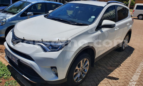 Sayi Na hannu Toyota RAV4 White Mota in Butha–Buthe a Thaba-Tseka Sayi Na hannu Toyota RAV4 White Mota in Butha–Buthe a Thaba-Tseka