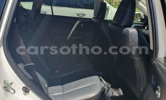 Sayi Na hannu Toyota RAV4 White Mota in Butha–Buthe a Thaba-Tseka Sayi Na hannu Toyota RAV4 White Mota in Butha–Buthe a Thaba-Tseka