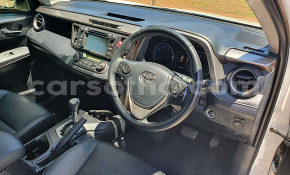 Sayi Na hannu Toyota RAV4 White Mota in Butha–Buthe a Thaba-Tseka Sayi Na hannu Toyota RAV4 White Mota in Butha–Buthe a Thaba-Tseka