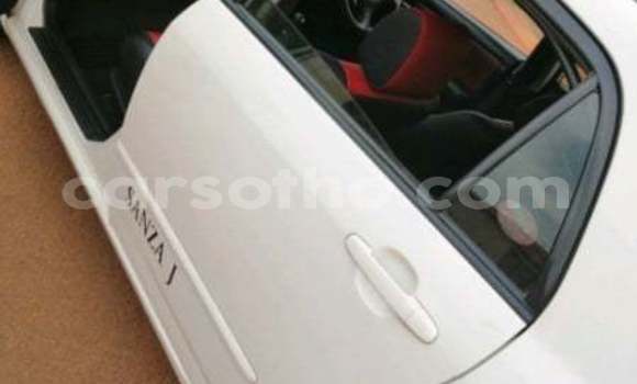 Sayi Na hannu Toyota Runx White Mota in Maseru a Maseru Sayi Na hannu Toyota Runx White Mota in Maseru a Maseru