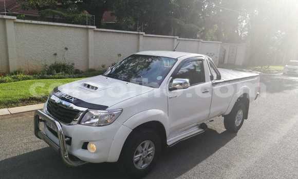 Sayi Na hannu Toyota Hilux White Mota in Hlotse a Leribe Sayi Na hannu Toyota Hilux White Mota in Hlotse a Leribe