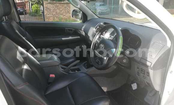 Sayi Na hannu Toyota Hilux White Mota in Hlotse a Leribe Sayi Na hannu Toyota Hilux White Mota in Hlotse a Leribe