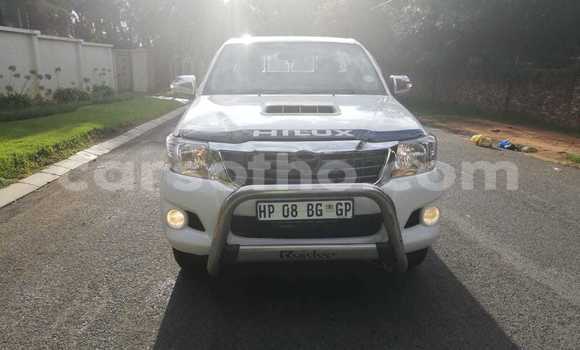 Sayi Na hannu Toyota Hilux White Mota in Hlotse a Leribe Sayi Na hannu Toyota Hilux White Mota in Hlotse a Leribe