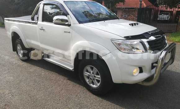 Sayi Na hannu Toyota Hilux White Mota in Hlotse a Leribe Sayi Na hannu Toyota Hilux White Mota in Hlotse a Leribe