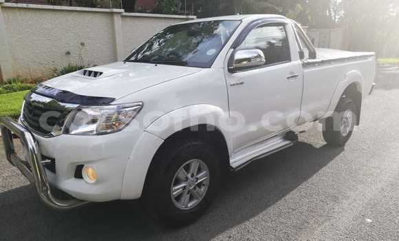 Sayi Na hannu Toyota Hilux White Mota in Hlotse a Leribe Sayi Na hannu Toyota Hilux White Mota in Hlotse a Leribe