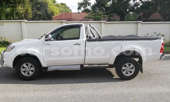 Sayi Na hannu Toyota Hilux White Mota in Hlotse a Leribe Sayi Na hannu Toyota Hilux White Mota in Hlotse a Leribe