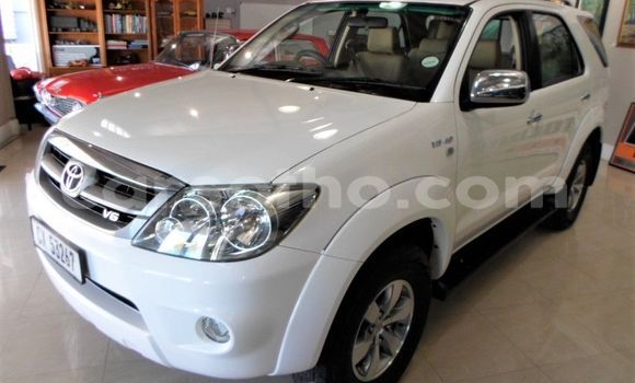 Sayi Na hannu Toyota Fortuner White Mota in Maseru a Maseru Sayi Na hannu Toyota Fortuner White Mota in Maseru a Maseru