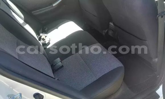 Sayi Na hannu Toyota Runx White Mota in Maseru a Maseru Sayi Na hannu Toyota Runx White Mota in Maseru a Maseru