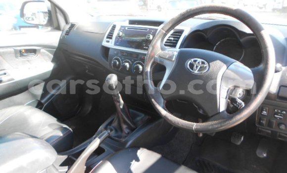 Sayi Na hannu Toyota Hilux White Mota in Maseru a Maseru Sayi Na hannu Toyota Hilux White Mota in Maseru a Maseru