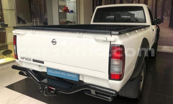 Sayi Na hannu Nissan NP 300 White Mota in Maseru a Maseru Sayi Na hannu Nissan NP 300 White Mota in Maseru a Maseru