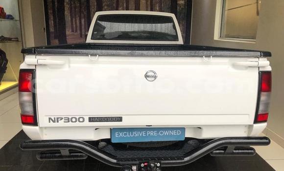 Sayi Na hannu Nissan NP 300 White Mota in Maseru a Maseru Sayi Na hannu Nissan NP 300 White Mota in Maseru a Maseru