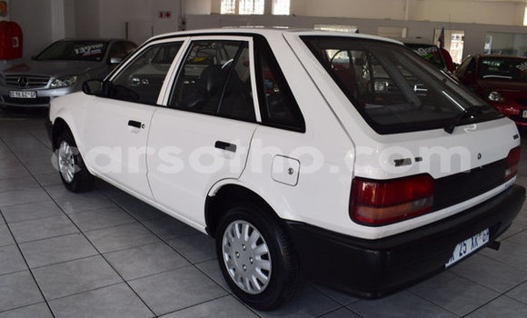 اشتري مستعمل Mazda 323 Green سيارة في Maseru في Maseru اشتري مستعمل Mazda 323 Green سيارة في Maseru في Maseru