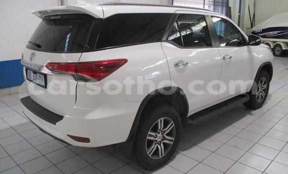 Sayi Na hannu Toyota Fortuner White Mota in Maseru a Maseru Sayi Na hannu Toyota Fortuner White Mota in Maseru a Maseru