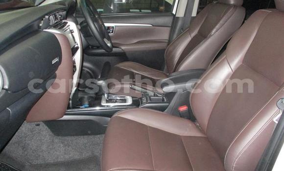 Sayi Na hannu Toyota Fortuner White Mota in Maseru a Maseru Sayi Na hannu Toyota Fortuner White Mota in Maseru a Maseru