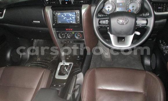 Sayi Na hannu Toyota Fortuner White Mota in Maseru a Maseru Sayi Na hannu Toyota Fortuner White Mota in Maseru a Maseru